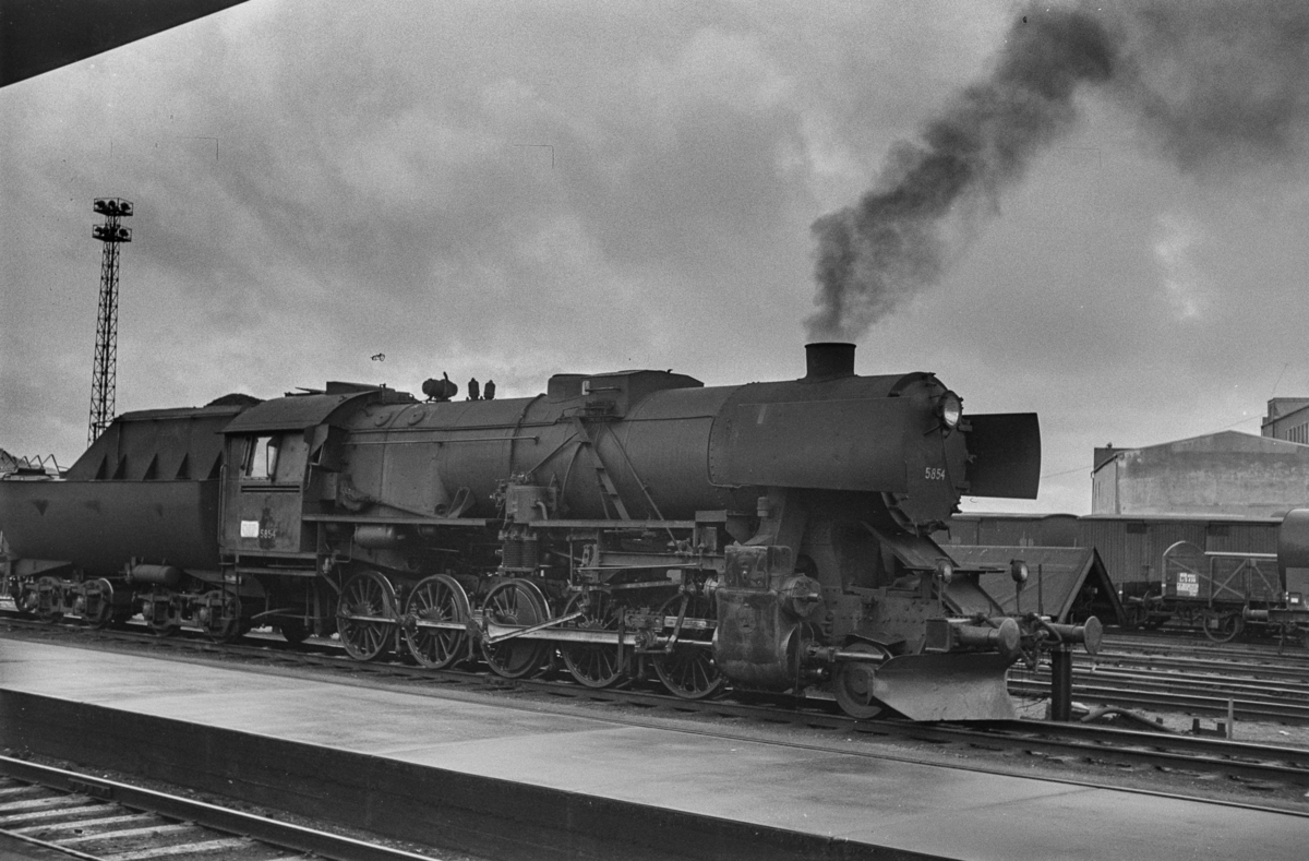 Damplokomotiv type 63a nr. 5854 på Trondheim stasjon.