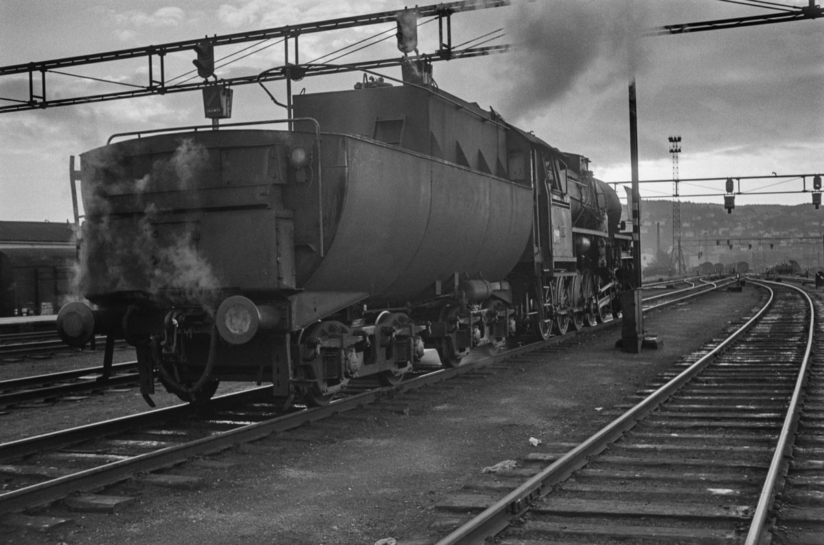 Damplokomotiv type 63a nr. 2572 på Trondheim stasjon.