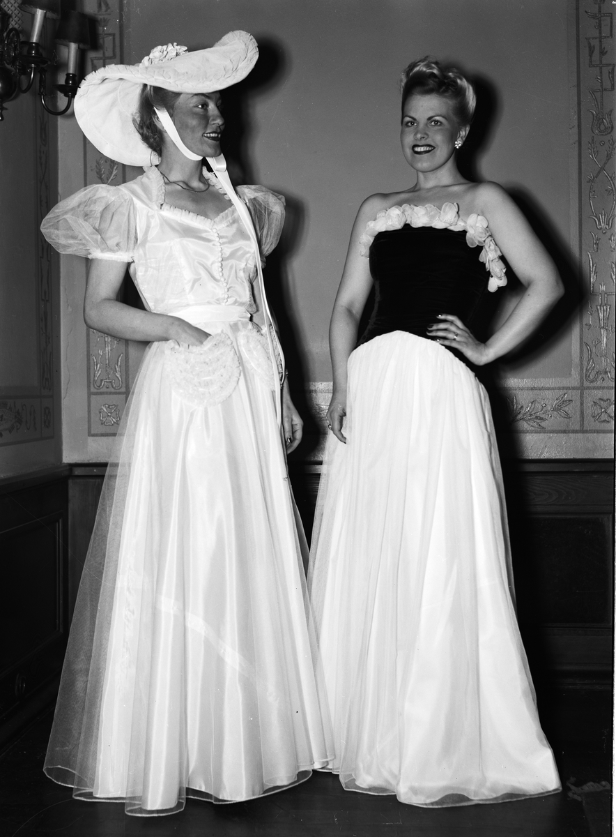 "Ett par förtjusande klänningar för vårbal och sommarfest" visades på firmorna Modekonfektions och Kappans modevisning på Gillet, Fyristorg