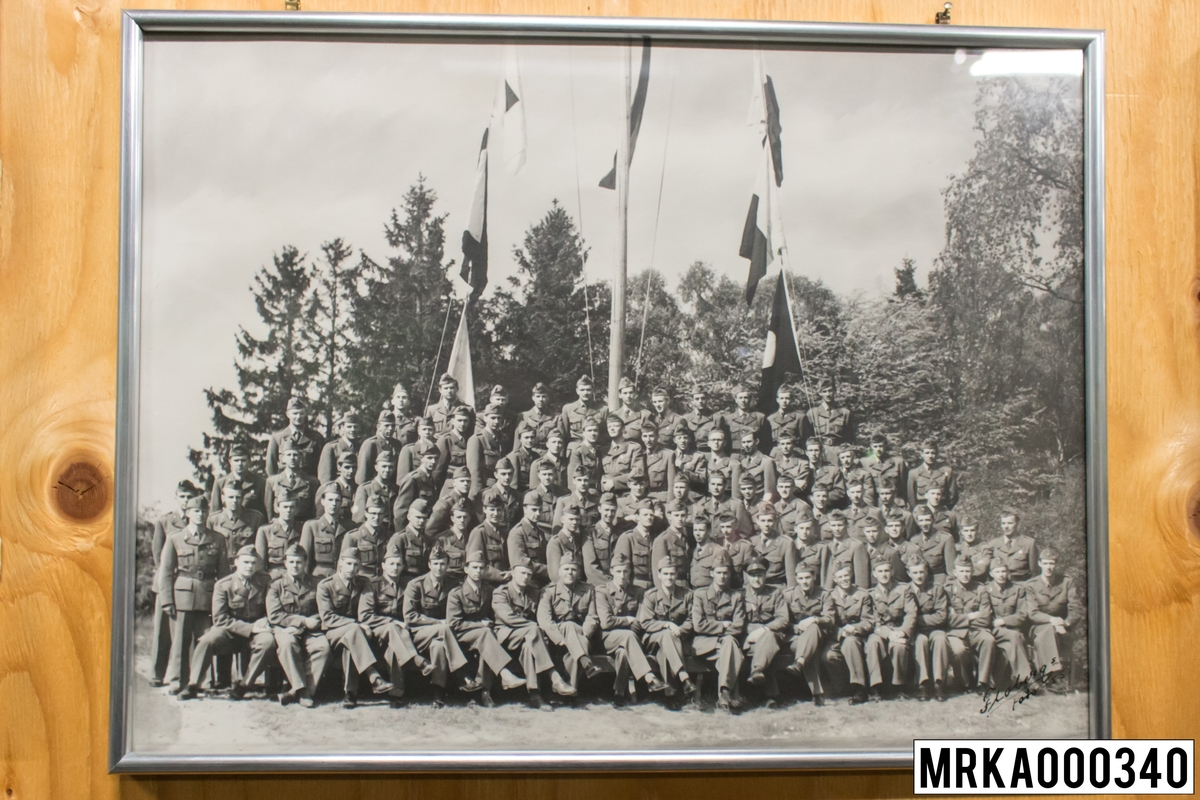 Fotografi taget på befäl och soldater som genomfört grundläggande soldatutbildning på 1:a Batteriet KA 2.
Fotografiet taget på KA 2.
Flobergs Foto 1955.