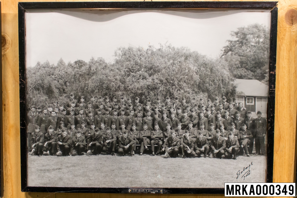 Fotografi taget på befäl och soldater som genomfört grundläggande soldatutbildning på 1:a Batteriet KA 2.
Fotografiet taget på KA 2.
Flobergs Foto 1965.