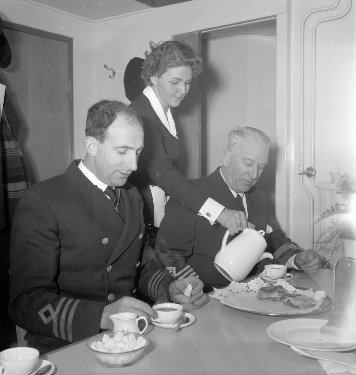 Den 27 januari 1954. Provtur med båten M/S Lombardia. Kaffeservering

