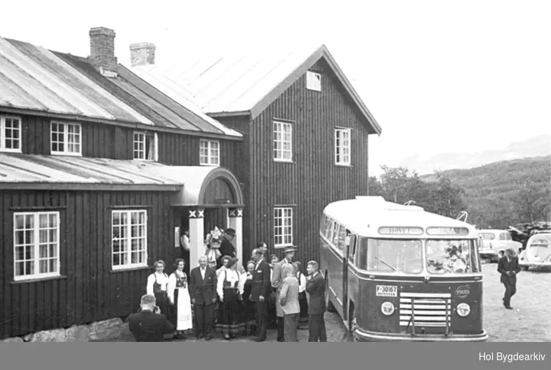 GruppeU, festlyd, buss, turisthytte, Raggsteindalen, Hol bilselskap; Bussen er ein Volvo personbuss 1954-model, reg. F-30167. Karosseri vart bygd ved Råde Karosserifabrikk. Bussen vart mest sannsynleg teke ut av drift rundt 1969.