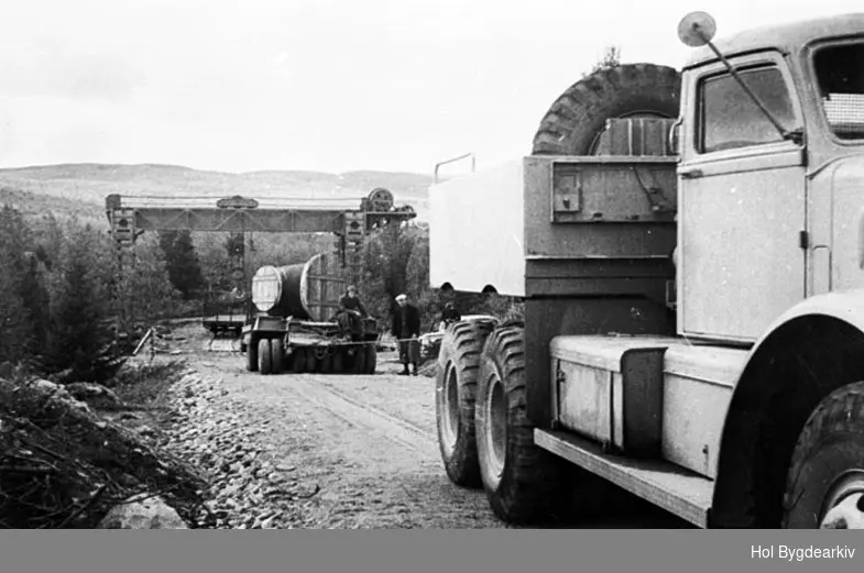 Holsanlegget, kraftutbygging, turbintransport, lastebil, kran; lastebilen er en Diamond T 981 M20 A-42585 og ble kjøpt i Frankrike av Oslo Lysverker etter krigen.