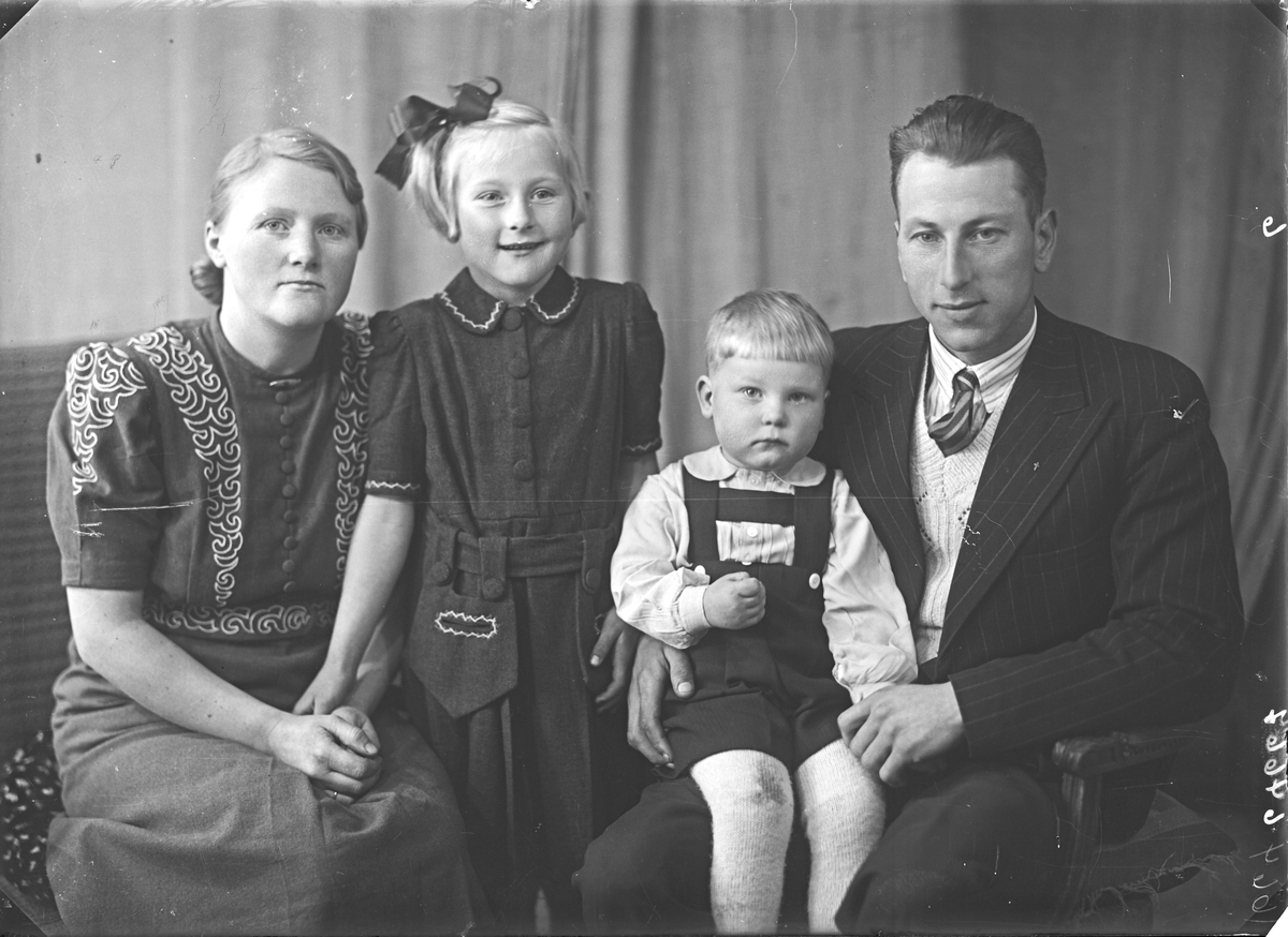 Portrett. Familiegruppe på fire. Ung kvinne, ung mann, ung pike og lite barn. Bestilt av Elias Kallevik. Førresfjorden.