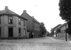 Gateparti fra Moss. Til venstre Fleischersgate 7 med Moss Ak