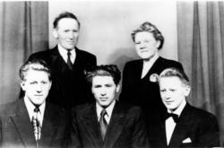 Familiegruppe.
Framme frå v.Ola,Olav Steingrim,Ragnar.
Bak