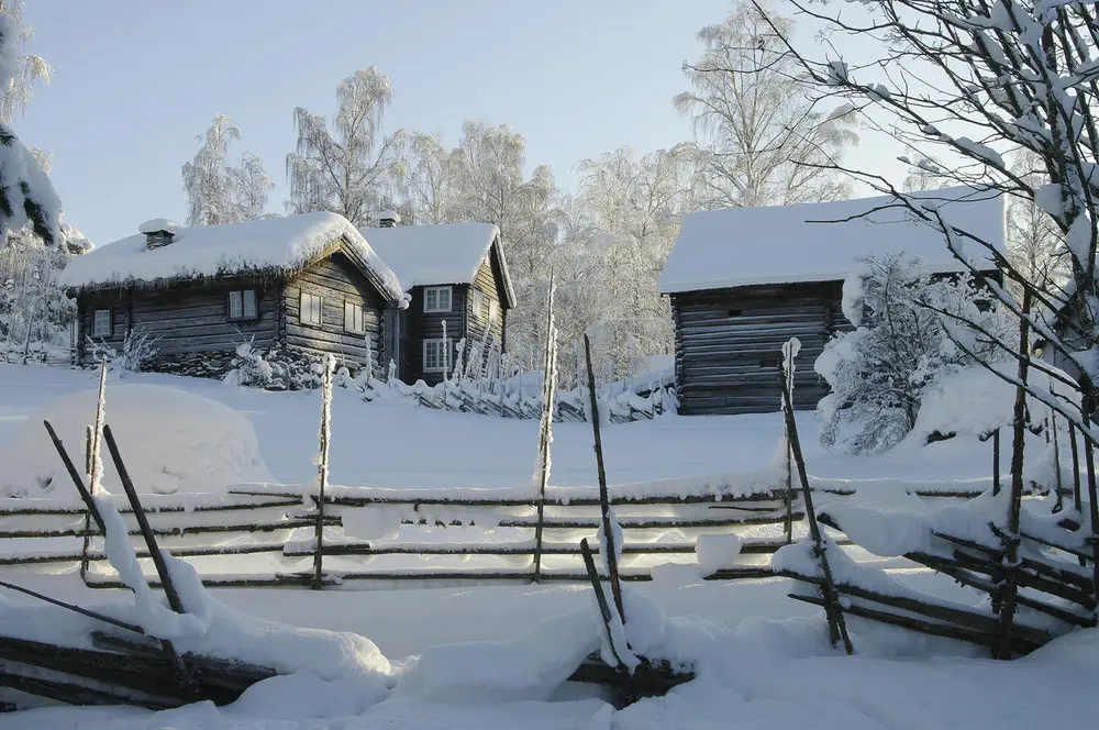 Vinterbilete av Kvietunet på Valdres Folkemuseum