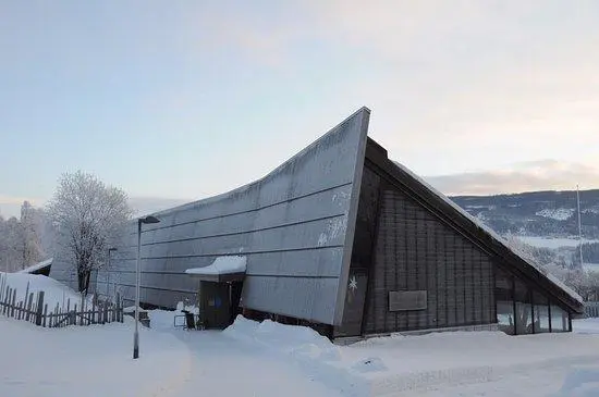 Vinterbilete av Velkomstbygget på Valdres Folkemuseum