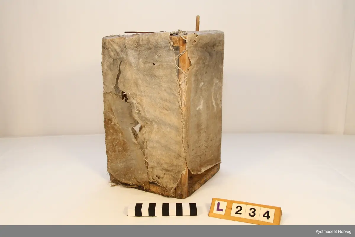 Lykta ble av den tidligere eieren omtalt som ei sjålykt. Det ser ut som den kan være produsert av blæra eller magen på et dyr. Poenget med å bruke blæra eller andre deler fra dyremagen er å oppnå mest mulig gjennomsiktighet. Det kan være at de brukte dette i mangel på glass. Topp og bunn er formet av et trestykke, samt trepinner i hjørnene som danner rammeverket. Huden er trukket over til slutt, og sydd sammen på siden, samte på over og undersiden. Øvre trelokk har hull for at varmen fra lyset skulle slippe ut. Det er påsatt en jernstreng i toppen for å bære lykta etter.