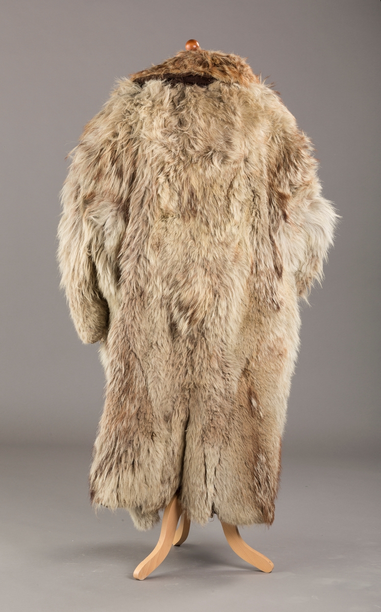 Form: Frakkefasong, stor krage, splitter på 20 cm nederst i sidene og midt bak
