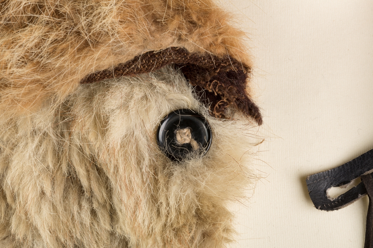 Form: Frakkefasong, stor krage, splitter på 20 cm nederst i sidene og midt bak
