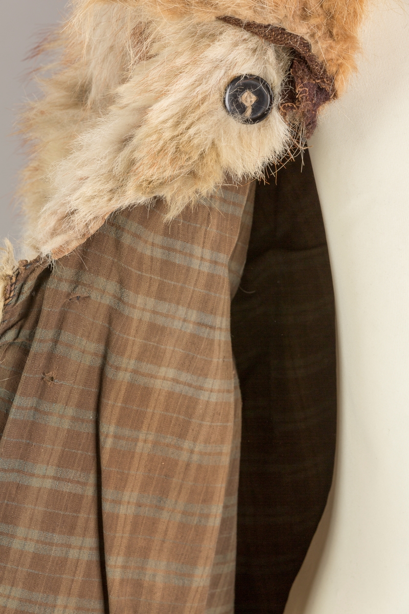 Form: Frakkefasong, stor krage, splitter på 20 cm nederst i sidene og midt bak
