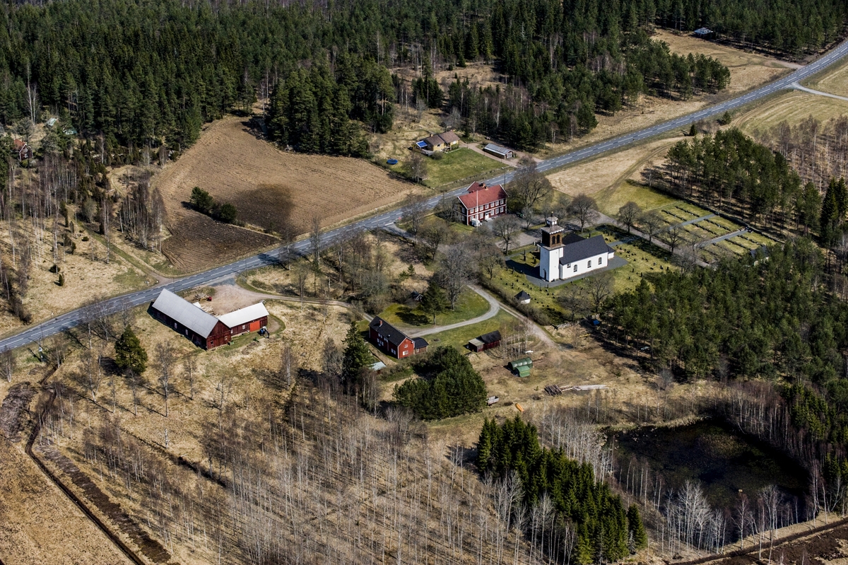 Flygfoto över Bälaryd kyrka i Aneby kommun.