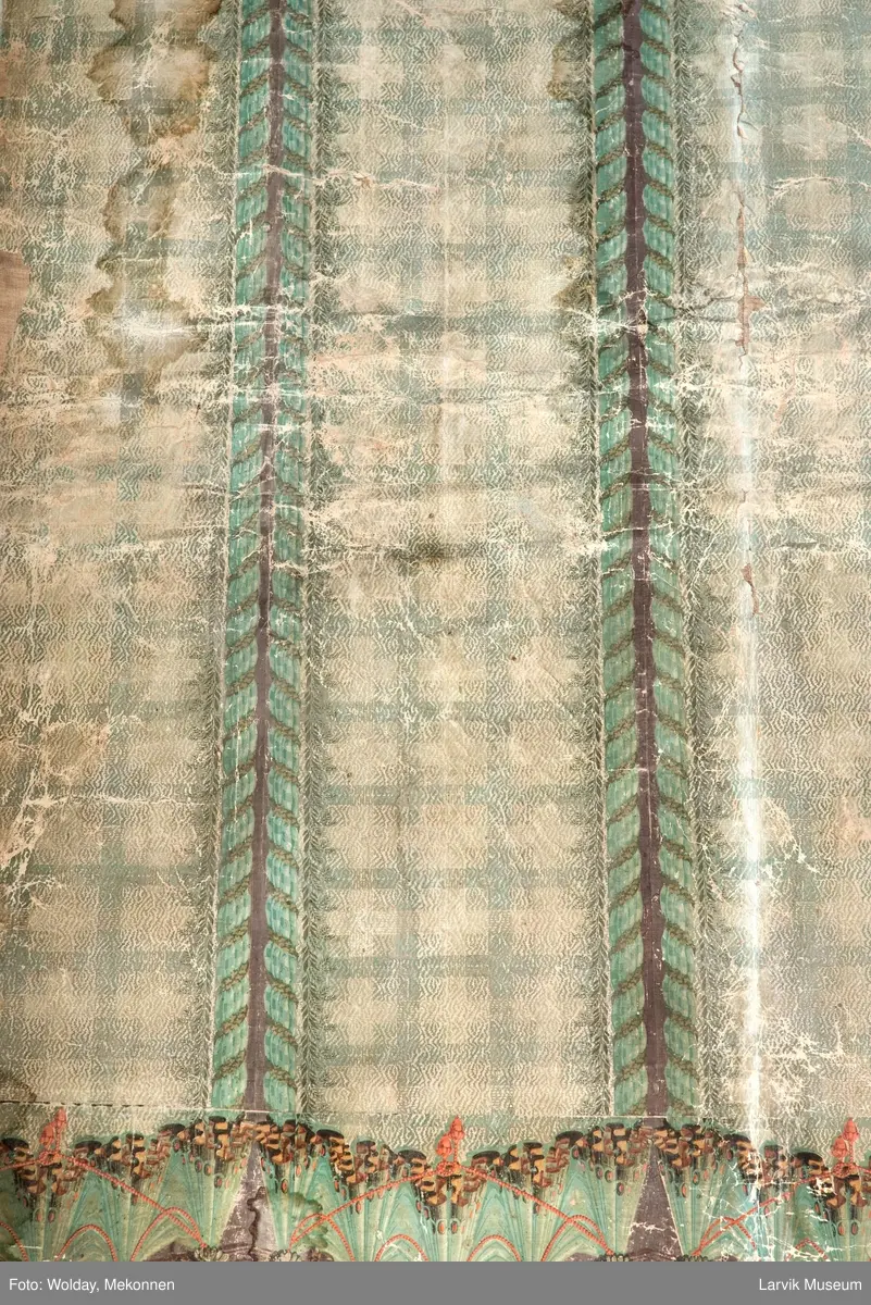 |Tapeten er påmalt tapetborder og brystning. Fra Hovland gård i Larvik.
Den øverste, brede borden: Gerlander/draperi med blomsterranker.
Den nederste, smalere borden: Tekstilbord med blomster. Øver døren til høyre: Stillebenmotiv med blomster og frukt.