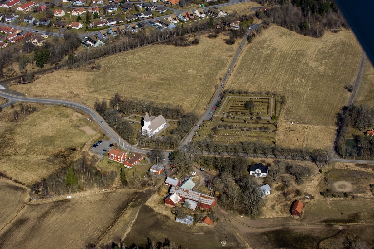 Flygfoto över Forserums kyrka i Nässjö kommun.