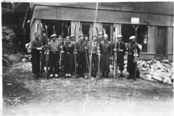 Gruppe klar for skitur.
Frå h.Mekkel Rustberggard.Knut Jegl