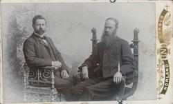 Studioportrett av to menn.