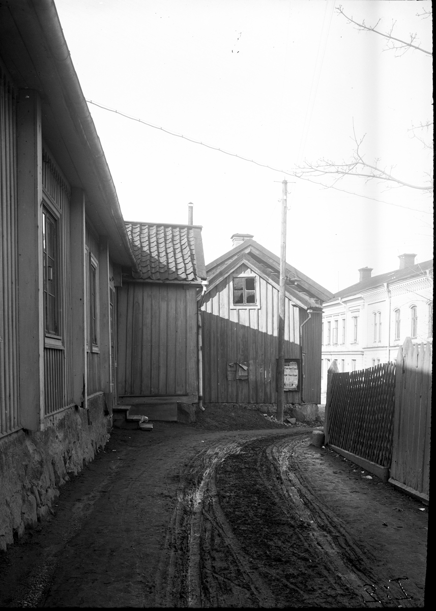 Gamla Västra Långgatan, nuvarande Mullgatan. Fotograf: Ellert Johan Viktor Sörman Fotokopia finns.