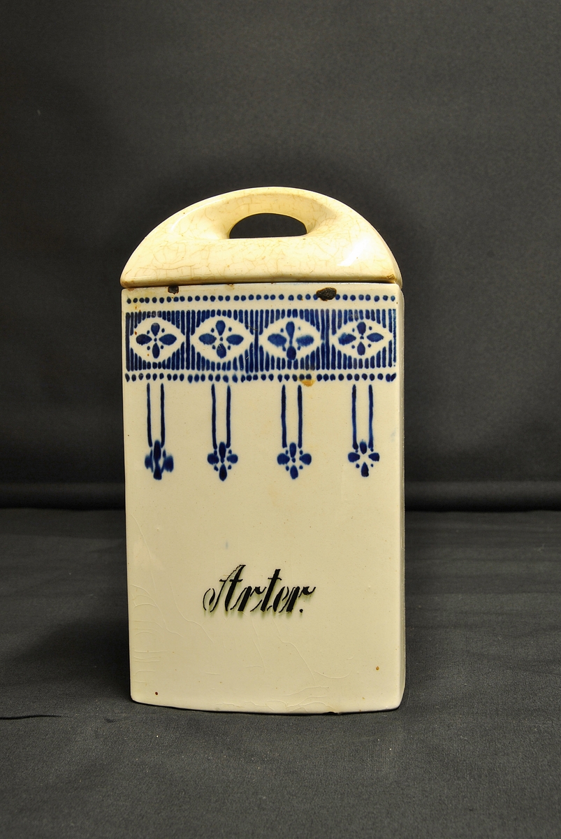 Rektangulær krukke med lok av keramikk.