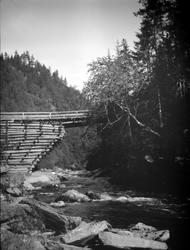 Nedre Stulsbru, Ringebu. Både bru og brukar er av tømmer.