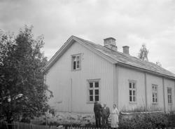 Fra v. ukjent mann, Ole M. Vorhaug og kona Elise ved Midt-St