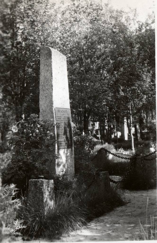 En minnestøtte på den gamle kirkegården i Narvik over britiske marinegaster som tjenetegjorde på HMS India. Den  8. august i 1915 ble båten torpedert av en tysk ubåt og båten den sank i Vestfjorden.