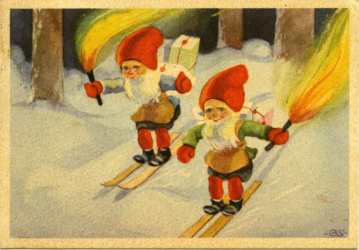 Julekort. Jule- og nyttårshilsen. To julenisser på ski, med fakler i hånden og julegaver på ryggen, i full fart gjennom skogen.  Svensk kort.