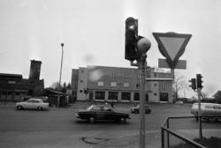 Tvetenveien. Utenfor brannstasjonen har det kommet opp trafi