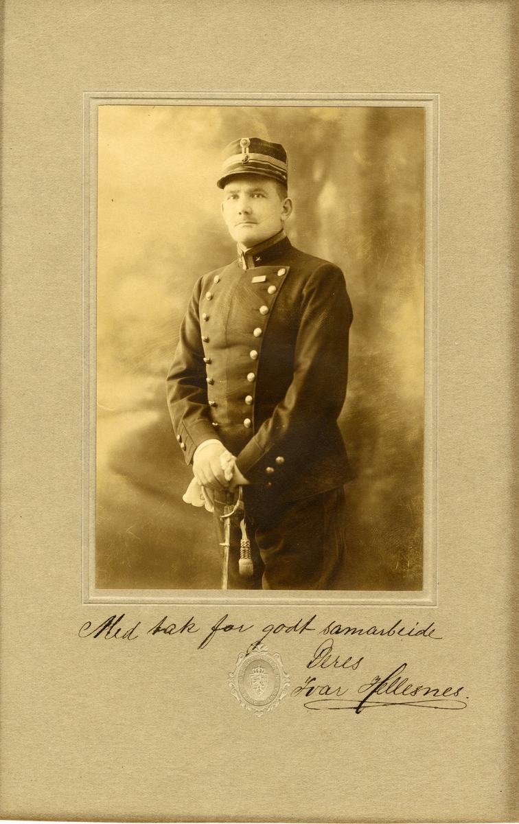 Halv portrett, uniformert, Major Ivar Hellesnes.