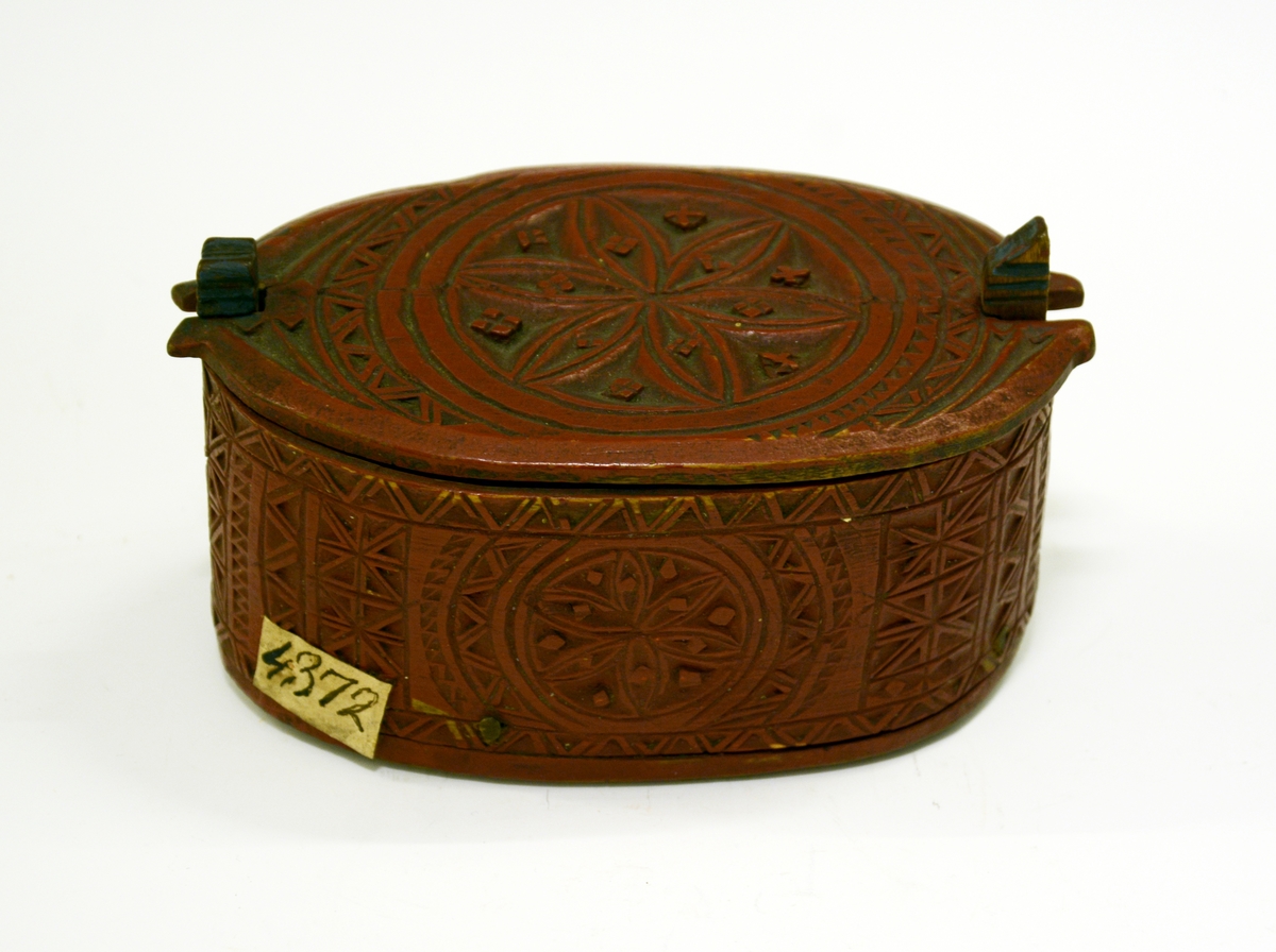 Tine av tre. Fra protokollen: Søljetine i kerbsnit med sølje. (TGM-SM.4372.A)  Tinen med 6-bladrose på laak og side, samt border. Rødmalt. Under bunden skaaret: Tn og A.