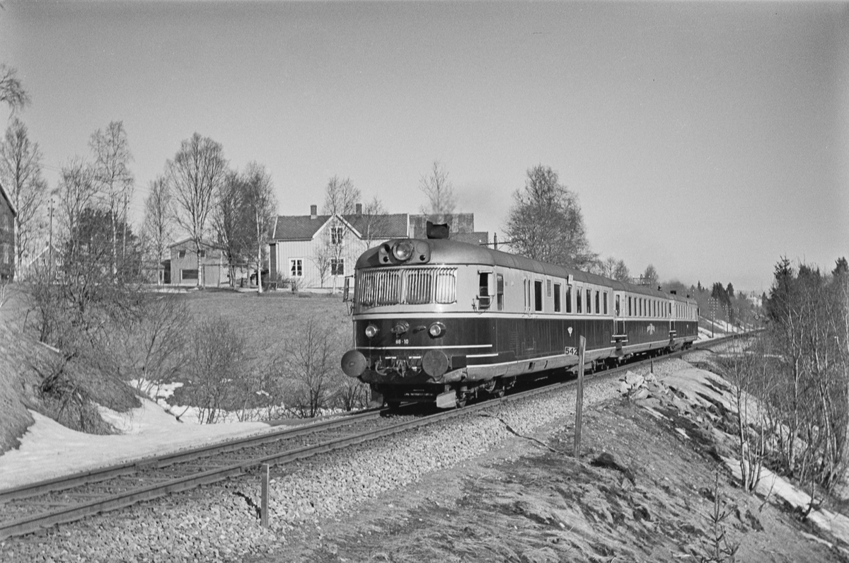 Dovreekspressen fra Trondheim til Oslo Ø over Dovre, Et. 42, nær Heimdal stasjon.