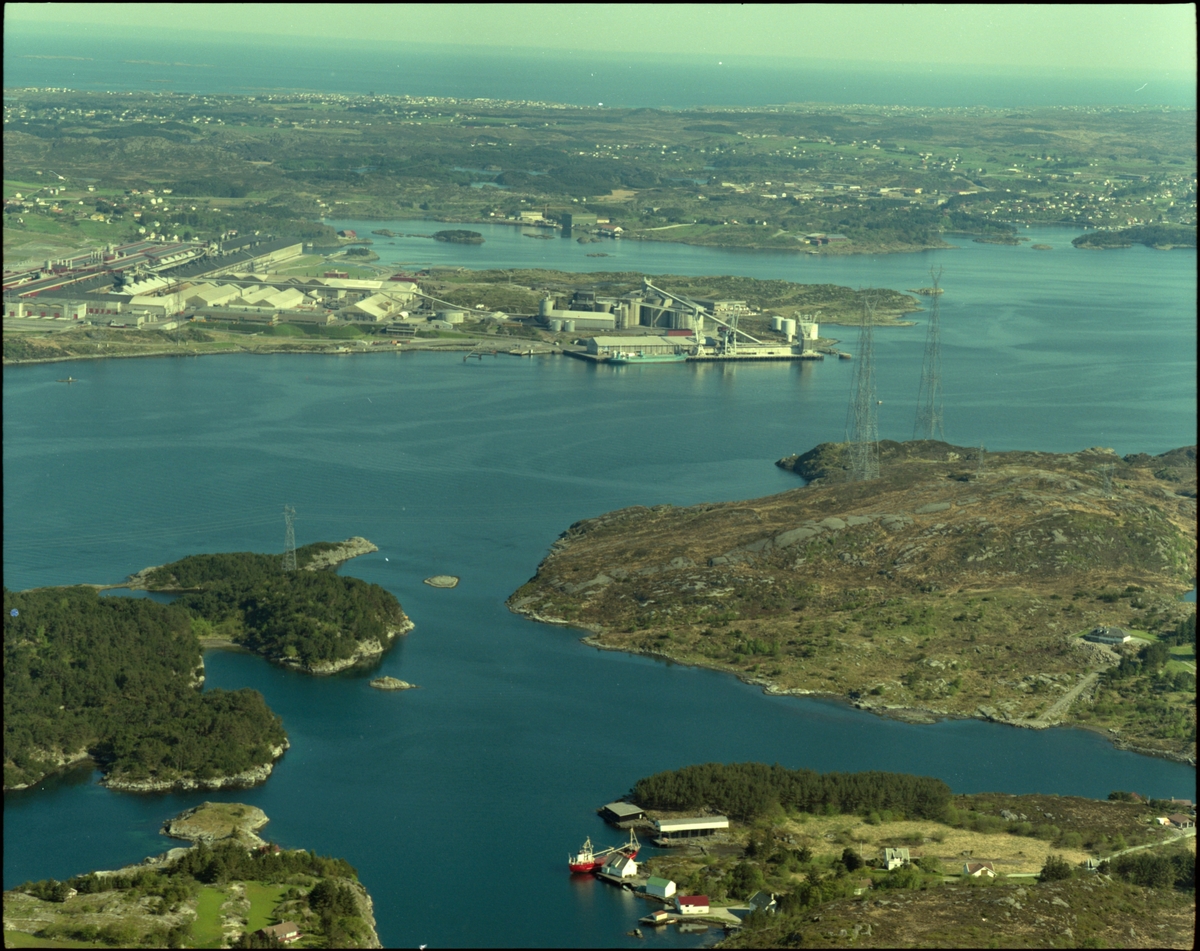 Flyfoto av Norsk Hydro sitt aluminiumsverk på Karmøy sett fra Røyksundkanalen. Bildet er tatt mot sørøst.