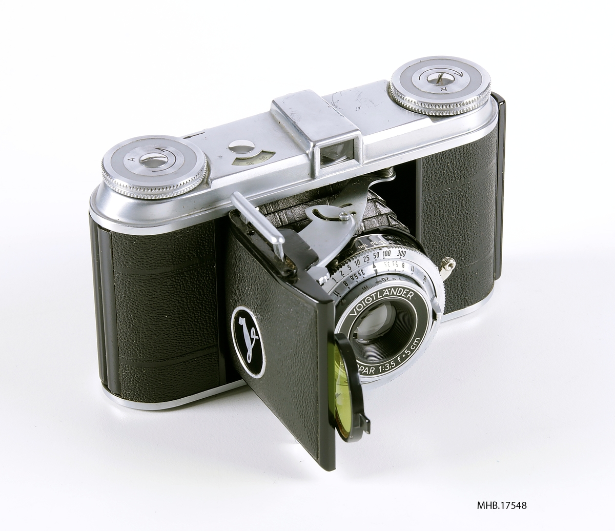 Folde fotoapparat Voigländer Vito (35mm filmrull) med Scopar 50mm f/3.5 linse og gul filter, avstandsinnstilling på objektivet 1-20m +inf, Compur lukker 1-1/300 sek og B. Produksjonssted Tyskland.