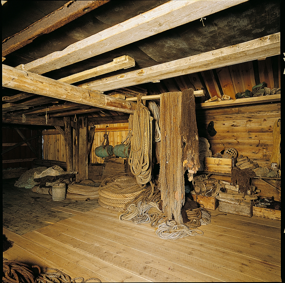 Sjøhuset er i 2 1/2 etasjer. Det står på en grunnmur av tørrstein, delvis ut i sjøen. Sjøhuset er kledd med vertikalt tømmermannspanel. Saltaket er tekket med uglasert teglstein. Murt pipe i teglstein.
Siden det til tider kan være værhardt på Utsira har de fleste sjøhusene her åpning til båtene fra landsiden. Båtstøet til dette sjøhuset ligger på nordsiden og båtene ble trukket opp på land, så dreiet litt mot sør og trukket inn i sjøhuset med håndkraft. Derfor er det stor åpning på kortveggen mot land. Det er åpning mot sjøen også, men denne ble mest brukt til å få lastet inn fiskeredskaper og fangst.