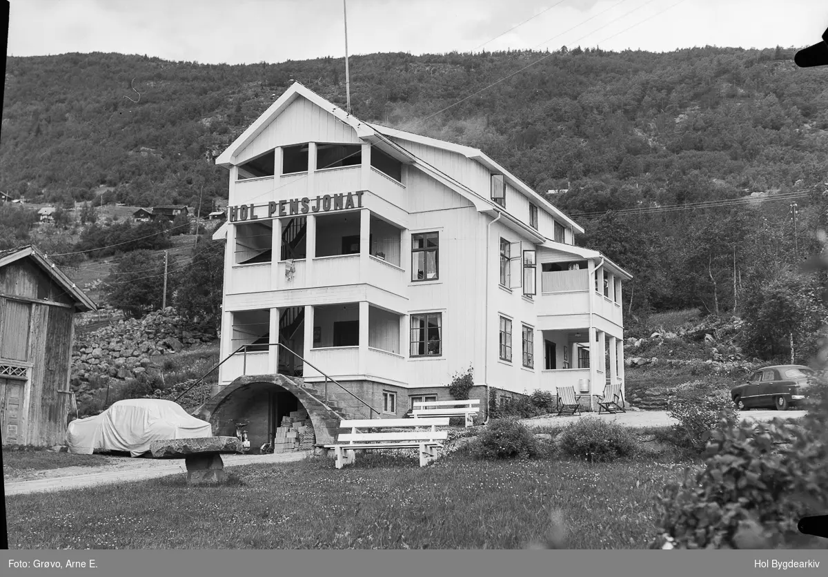 Pensjonat, hus, treetasje, bil, arkitektur, veranda; til høgre en amerikansk Ford 1949-51 modell.