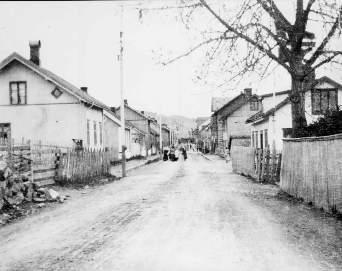 Repro: Gatebilde sydover Storgata . 127 - 123 ca., Lillehammer.