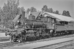 Godstog på Flisa stasjon. Toget trekkes av damplokomotiv typ