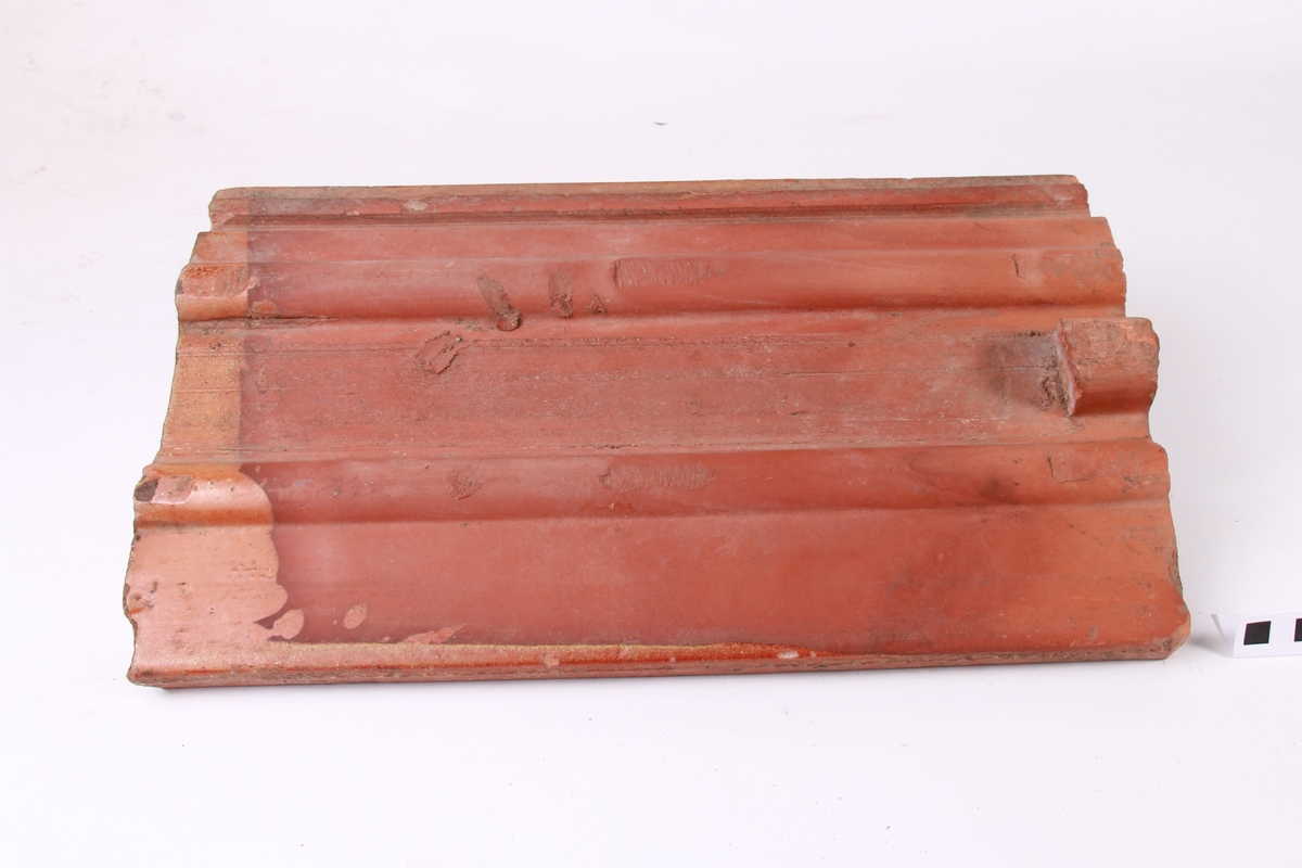 Dobbeltfalsa, pressa takpanne. Den er engrobert (halvglassert).