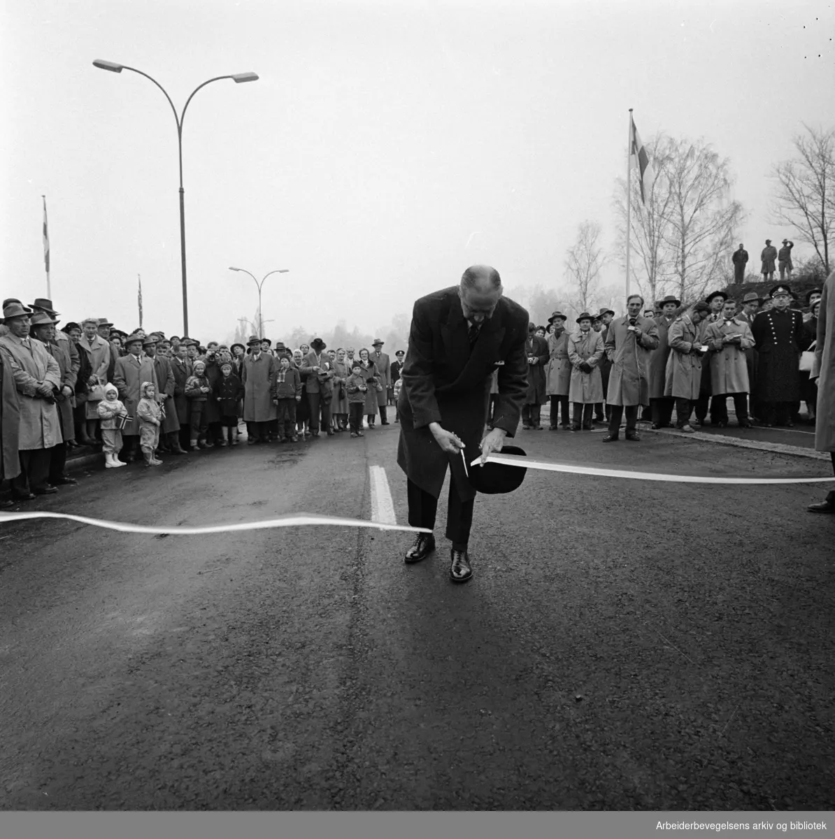 Strandpromenaden. Høytidelig åpning av Sjølystveien ved ortdfører Rolf Stranger. November 1959