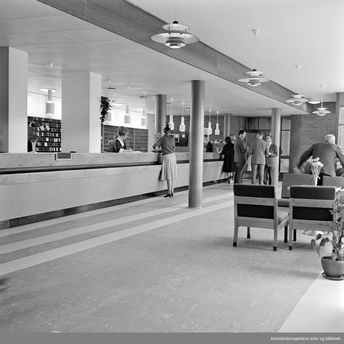 Studentbyen på Sogn. Tårnhuset ble innviet i går. Sommerhotellet har 1350 sengeplasser. Hallen. Mai 1962