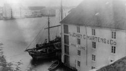 Foto av bryggen a/s Johan C. Martens & Co/Arne Lund, med et 