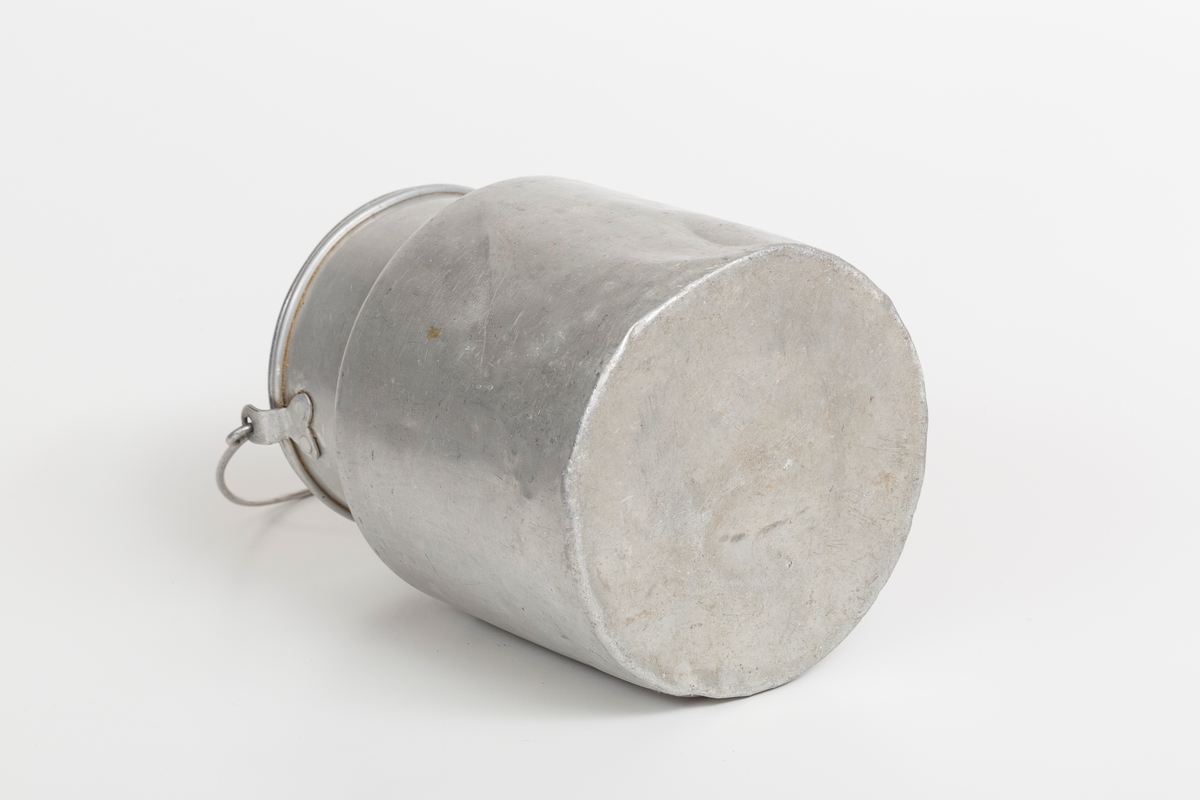 Melkespann for husholdning i aluminium. Spann med lokk og håndtak.