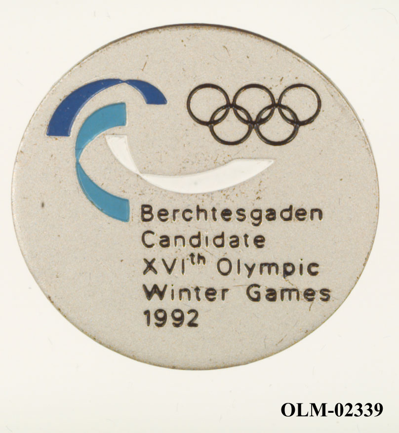 Rundt hvitt merke med emblemet for søkerbyen Berchtesgaden for vinter-Ol i 1992.