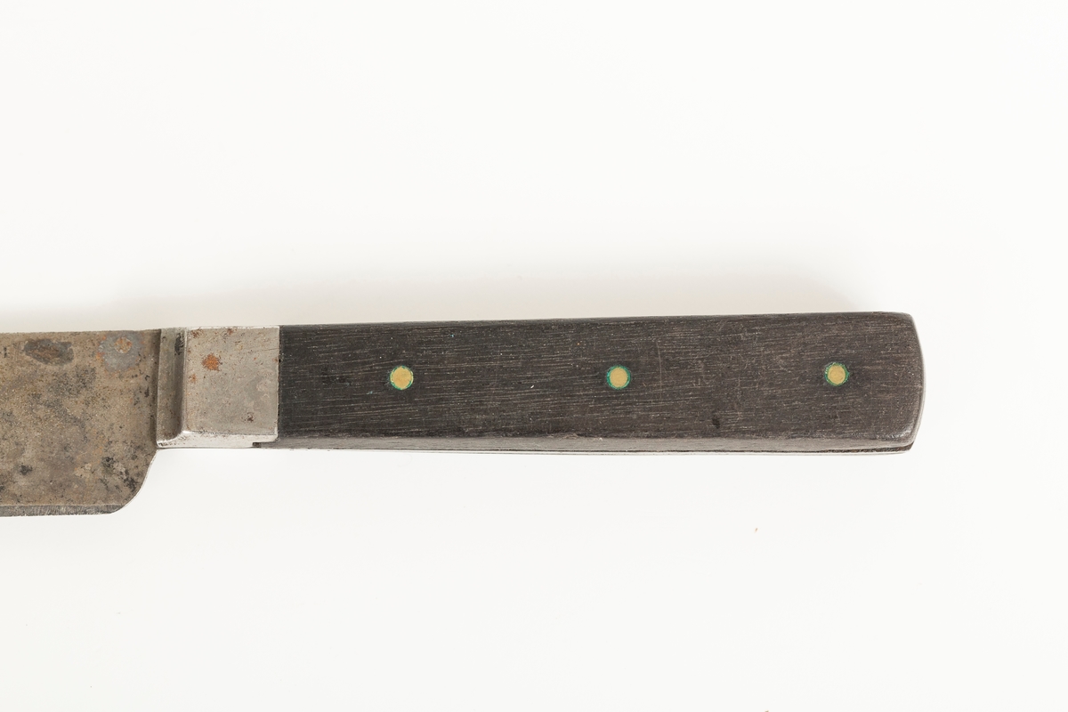 Kniv i stål med gjennomgående tange. Naglede treplater i skaft.