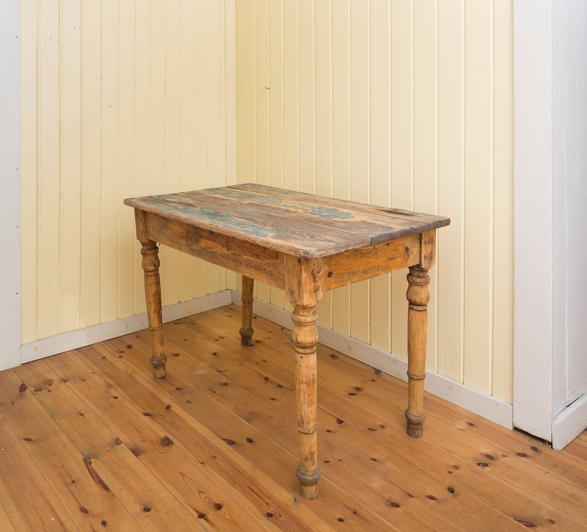 Bord satt sammen av tre bordplater, og med 4 dreiet ben.