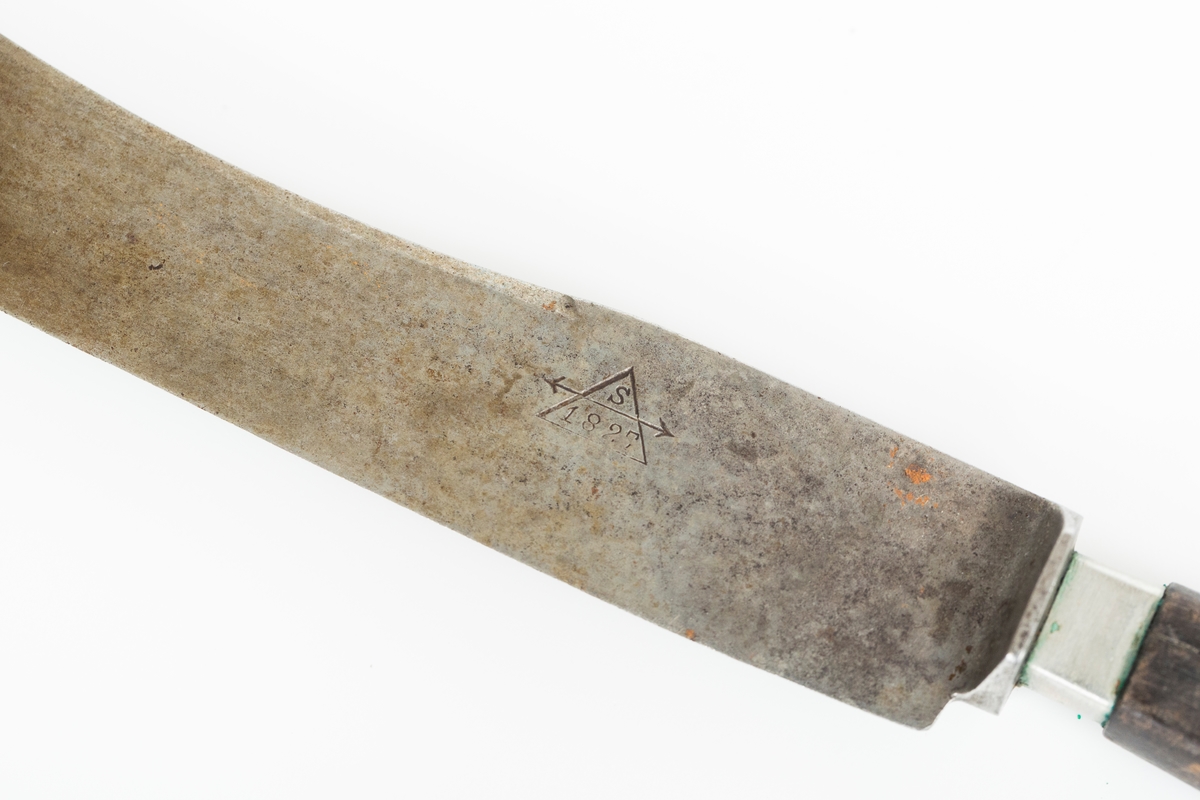 Kniv med knivblad av metall med rund ende og skaft av tre. Fabrikklogo på knivbladet.