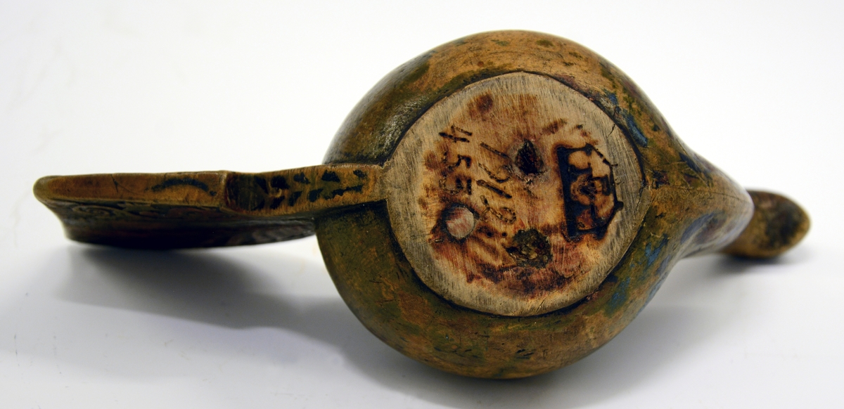 Ølhøne med utskjæringer på halen. Fra protokollen: 2 ølgaaser. (nå registrert som A og B på dette nr.)