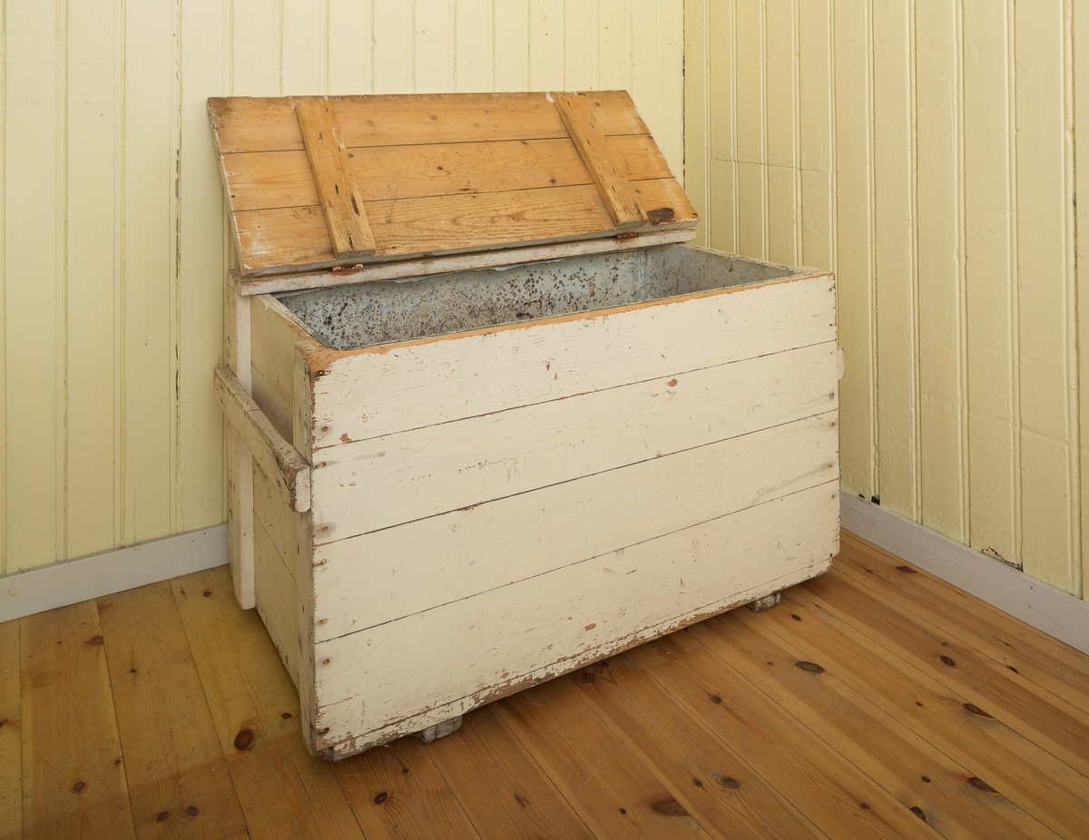 Trekasse kledd med tynn blikk antagelig sink på innsiden. Trolig brukt som kjølekasse. Åpnes med to jernhenglser på oversiden.