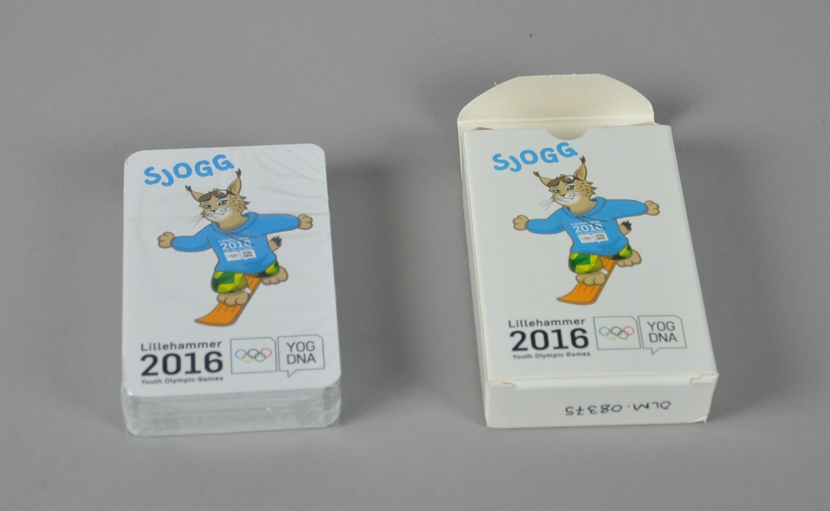 Kortstokk i grå eske dekorert maskoten Sjogg. Logo for Lillehammer 2016 Youth Olympic Games.
